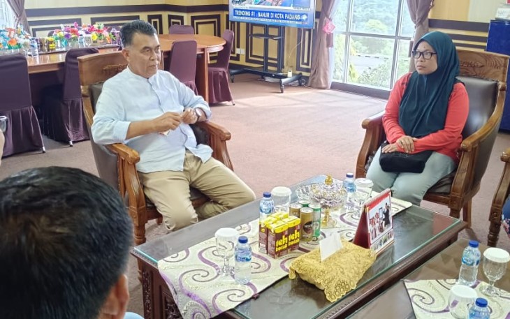 Wan Siswandi Sambut Cek Udin Turis Asal Malaysia Yang Terpesona Keindahan Alam Natuna