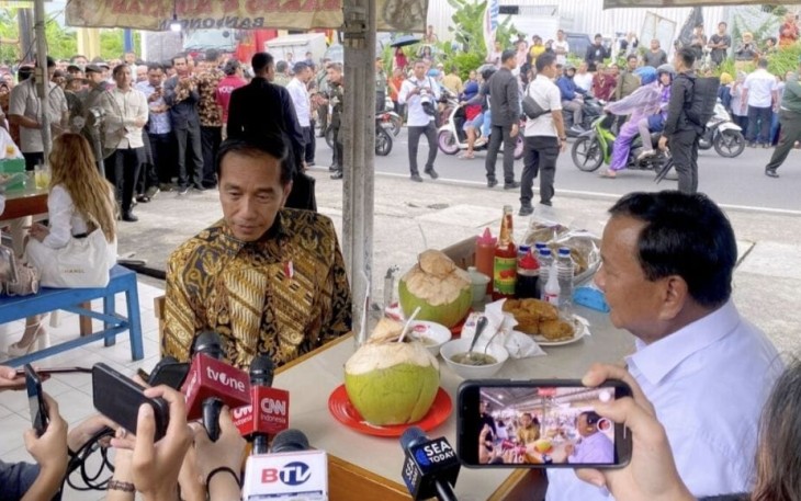 Presiden Jokowi dan Menhan Prabowo saat Makan Bakso di Warung Pinggir Jalan