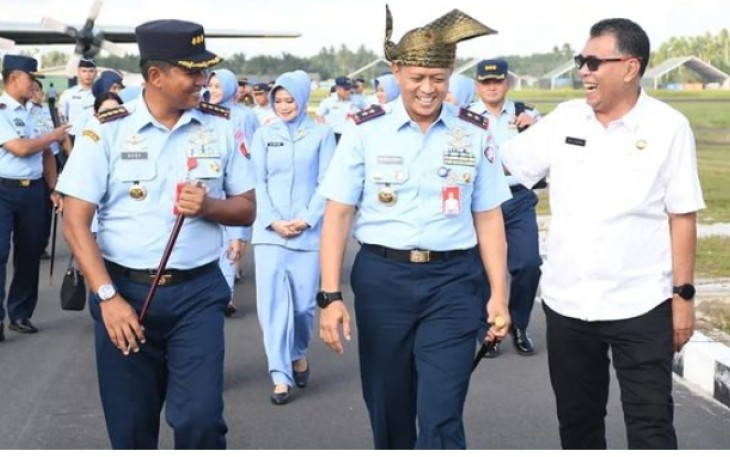 Bupati Natuna Wan Siswandi, menyambut kedatangan Panglima Komando Operasi Udara Marsekal Muda TNI Mohammad Nurdin dalam rangka kunjungan kerja di Natuna, Rabu, 10 Januari 2024