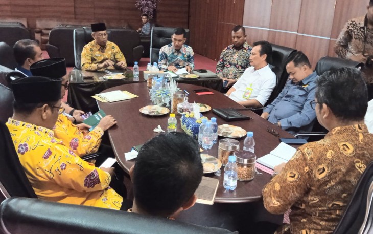 Pemerintah Provinsi (Pemprov) Bengkulu menggelar rapat membahas kelancaran arus mobilisasi bahan material ke Pulau Enggano, di Ruang Rapat Dinas PUPR Provinsi Bengkulu, Kamis (18/1)