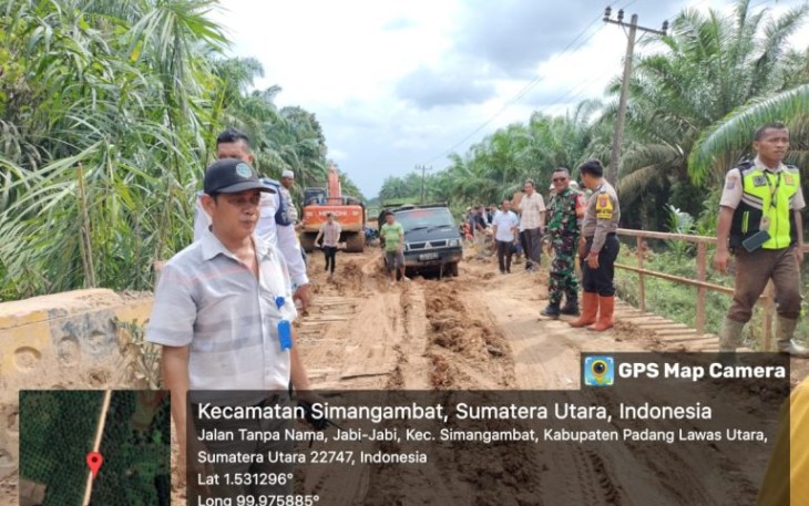 Pasca banjir yang melanda Jalan Lintas Simangambat-Simpang Brakas, Kabupaten Padang Lawas Utara (Paluta), Kapolsubsektor, Aiptu Manuel Manurung, tinjau lokasi, pada Jumat (12/1/2024)