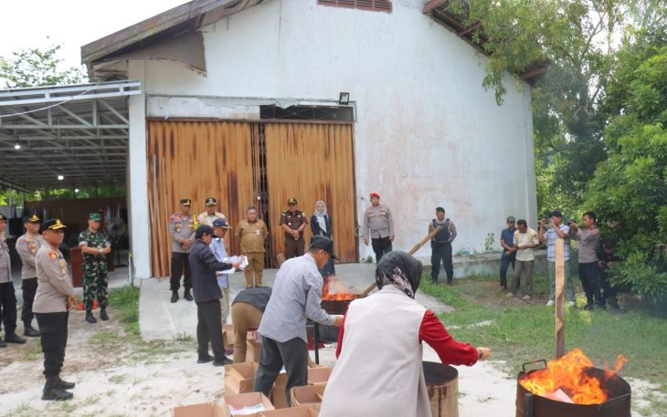 Wakapolda Kalimantan Tengah Brigjen Pol. Mohamad Agung Budijono, S.I.K., M.Si. turut hadir dalam kegiatan pemusnahan surat suara rusak dan melebihi kebutuhan pada Pemilu 2024 tingkat Kabupaten Kotawaringin Barat (Kobar), Selasa (13/2/2024) pukul 16.00 WIB
