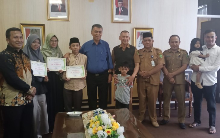 Bupati Natuna, Wan Siswandi didampingi Wakil Bupati Natuna,Rodhial Huda memberikan bonus dan apresiasi yang setinggi terhadap 3 orang sang juara yang sudah berani tampil dan membawa nama baik Natuna di tingkat Provinsi Kepulauan Riau.