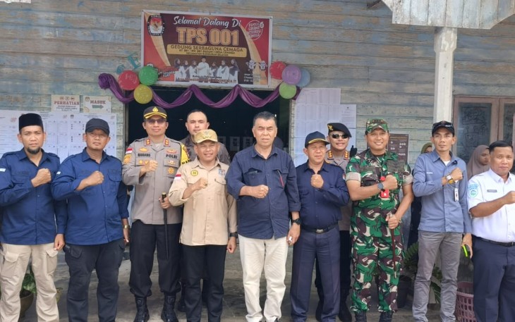 Bupati Natuna Wan Siswandi didampingi Sekretaris Daerah (Sekda) Natuna, Boy Wijanarko Varianto bersama Forkopimda Natuna meninjau langsung beberapa titik Tempat Pemungutan Suara (TPS) yang berada di wilayah natuna yang sudah masuk ke dalam anggenda untuk memastikan Pemilihan Umum (Pemilu) di tahun 2024 dapat berjalan dengan baik, aman dan kondusif, Rabu (14/02/2024)