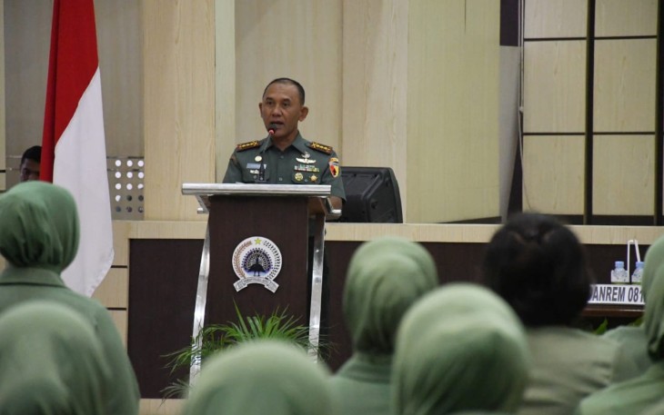 Danrem 081/DSJ Kolonel Inf H. Sugiyono dalam sambutannya pada sosialisasi netralitas TNI kepada anggota Persit KCK Koorcab Rem 081 PD V/Brawijaya di Aula Jenderal Sudirman Makorem, Jl. Pahlawan No. 50 Kota Madiun, Rabu (24/1/2024).  