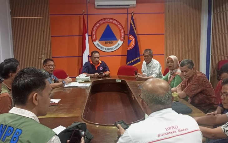 Deputi Bidang Rehabilitasi dan Rekonstruksi BNPB Jarwansyah memimpin Rapat Koordinasi Pendataan Rumah Rusak Terdampak Banjir Longsor Sumatra Barat di kantor BPBD Provinsi Sumatra Barat pada Sabtu (16/3)