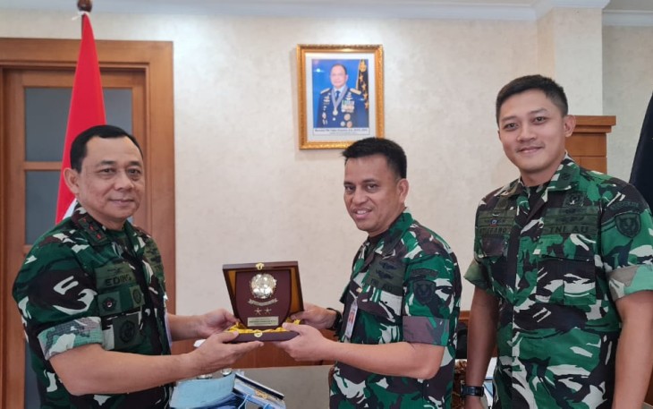Mayor Adm  resmi menjabat Pemegang Kas (Pekas) Seskoau menggantikan Mayor Adm Nur Reza Ambo Enre, yang ditandai dengan pelaporan serahterima jabatan dan penandatanganan memorandum di depan Komandan Seskoau, Marsda TNI Eding Sungkana, S.A.B., M.Tr (Han) bertempat di ruang kerja Komandan Seskoau, Lembang Bandung Barat, Senin (22/1/2024)