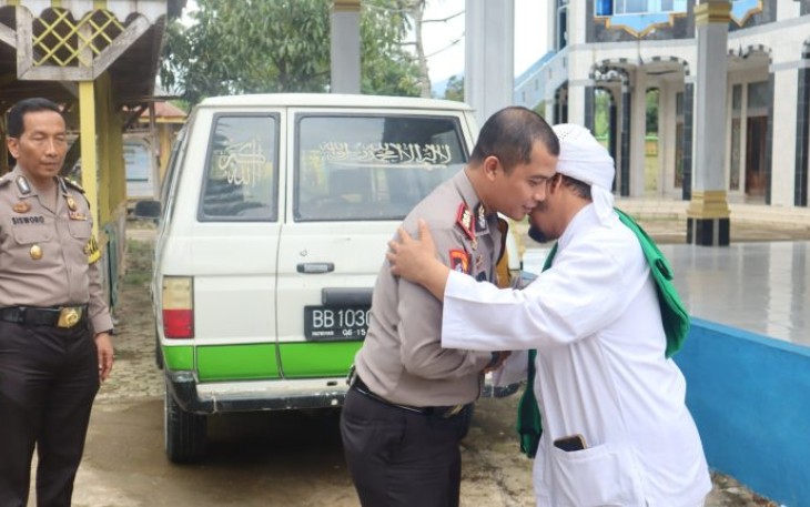 Saat kunjungan ke Pondok Pesantren Al Yusufiyah, sosok AKBP Yasir Ahmadi, SIK, MH, Kapolres Tapanuli Selatan (Tapsel) tergambar begitu mencintai Ulama, Selasa (9/1/2024) sore