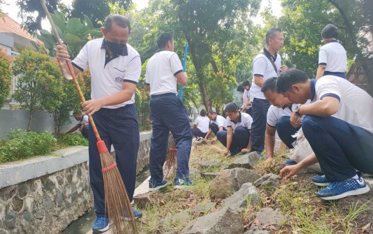 Pegawai Negeri Sipil Komando Lintas Laut Militer bersama-sama dengan prajurit TNI AL dari Kotama Koarmada RI, Pushidrosal, Puspomal, Dispotmaral dan Lantamal III Jakarta melaksanakan bersih-bersih lingkungan di Komplek TNI AL Sunter Kodamar, Kelapa Gading Barat, Jakarta Utara, Jumat (26/1)