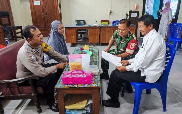 Babinsa Koramil 0803-05/Wungu, Sertu Muniri bersama Perangkat Desa Nglanduk, Kecamatan Wungu, Kabupaten Madiun, melakukan validasi data warga penerima Bantuan Langsung Tunai Dana Desa (BLT DD), Rabu (10/1/2024)