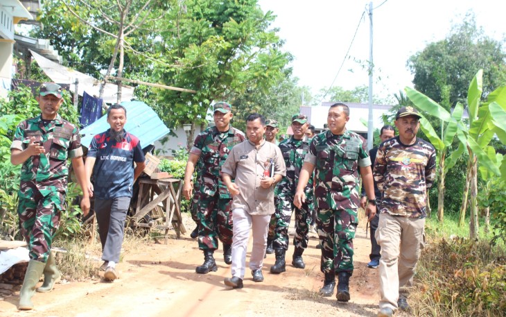 Komandan Kodim Letkol Kav Gunantyo Ady Wiryawan, S. Hub. Int., melaksanakan peninjauan awal lokasi TMMD Ke-120 yang bertempat di Ds. Sungai Karias, Kec. Amuntai Tengah, Kab. Hulu Sungai Utara, Jum'at (15/03/2024)
