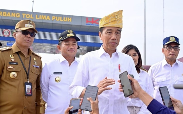Presiden Joko Widodo dalam keterangan pers di Gerbang Tol Limapuluh, Kabupaten Batubara, Provinsi Sumatra Utara, pada Rabu, 7 Februari 2024.