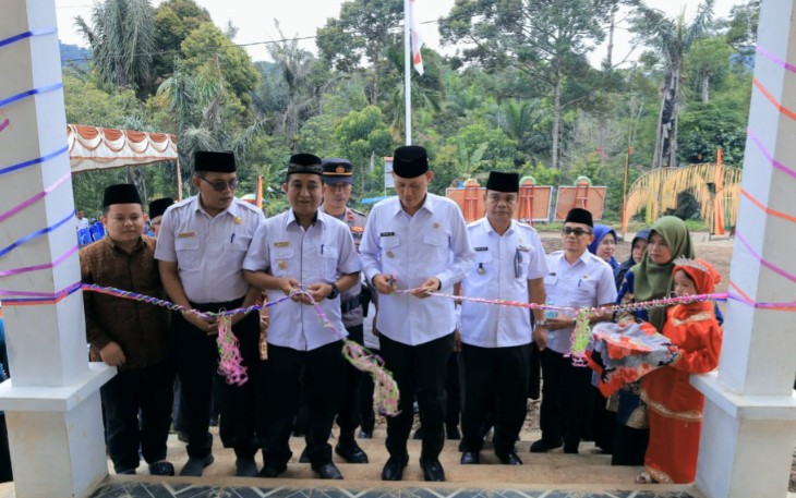 Bupati Pasaman saat Resmikan Kantor Baru Wali Nagari Cubadak Barat  