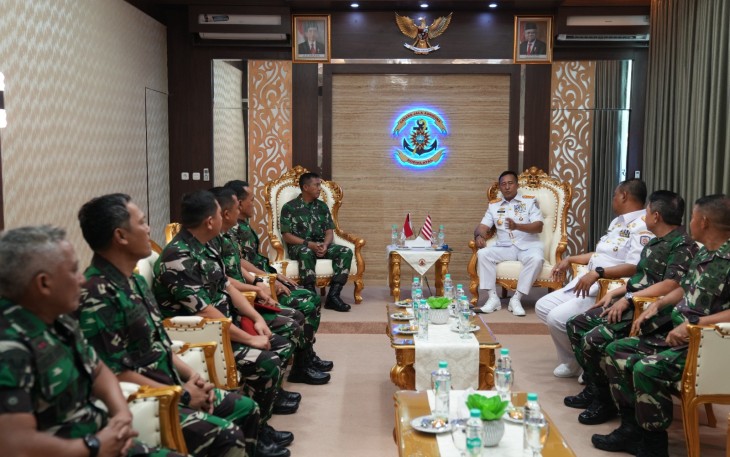 Komandan Kodiklatal (Dankodiklatal) Letjen TNI (Mar) Nur Alamsyah beserta para Pejabat Utama Kodiklatal menerima kunjungan Komandan Puskopaska TNI AL Laksma TNI Baroyo Eko Basuki ke Kodiklatal dalam rangka Courtesy Call (CC), bertempat di di Lobi VIP Mako Kodiklatal Bumimoro Surabaya, Jumat (12/01/2024)
