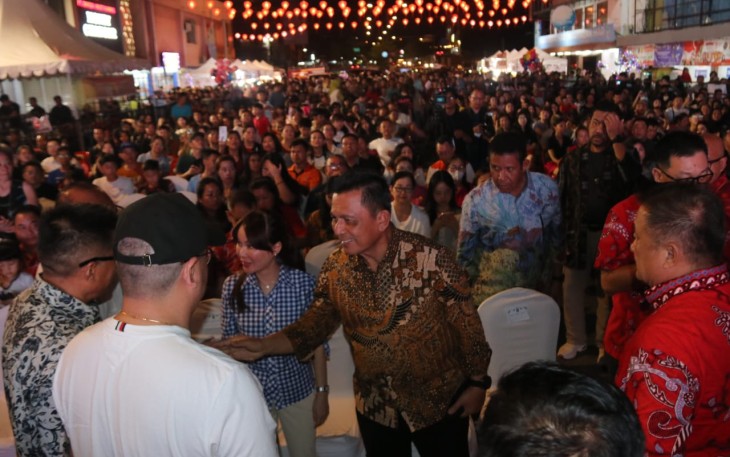 Gubernur Ansar Hadiri Pawai Tatung dan Moon Cake Festival di Batam