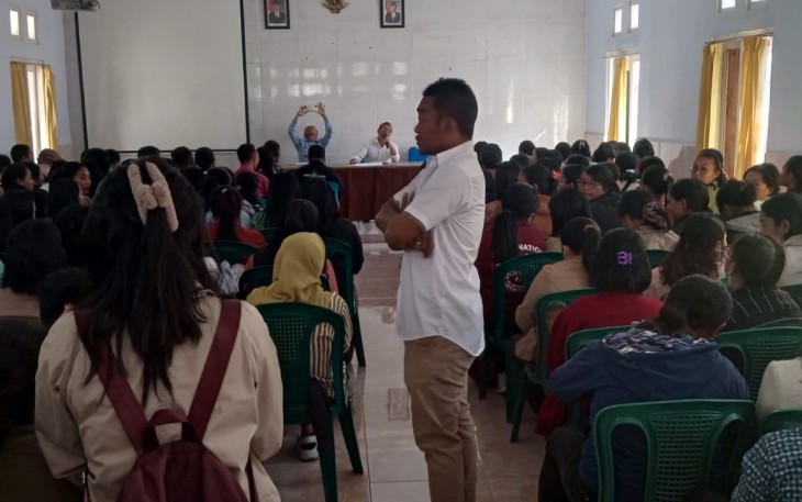 Ratusan Nakes Yang Dipecat Bupati Nabit Saat Melakukan Pertemuan Dengan Kadinkes Manggarai Untuk Diaktifkan Kembali