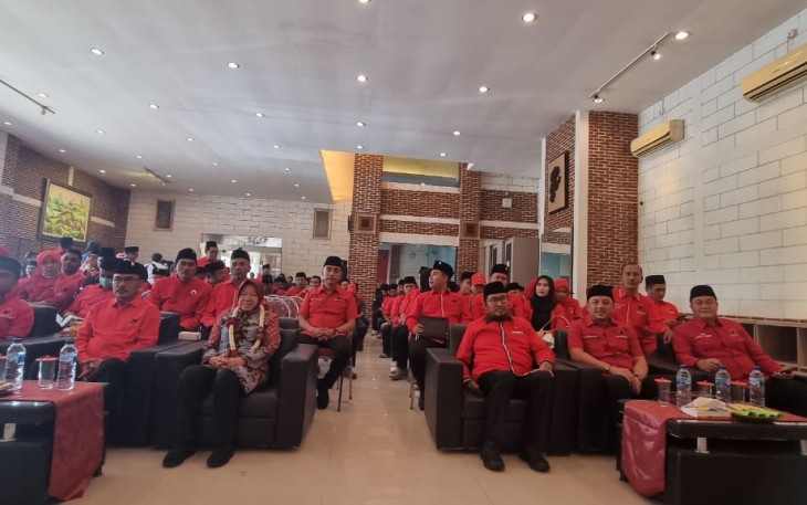 Bakal Calon Gubernur Jawa Timur yang diusung PDI Perjuangan Tri Rismaharini  saat menghadiri acara Rapat Kerja Cabang Khusus (Rakercabsus) DPC PDI Perjuangan se-Madura, di Graha Maduratna, Bangkalan, Rabu (18/9/2024) 