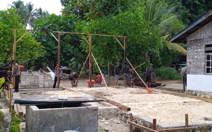 Satgas TMMD Kodim 1805/Raja Ampat dan Warga Gotong Royong Merakit Kayu Untuk Pembangunan RTLH