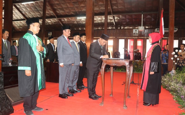 Mustofa saat menandatangani surat dalam rapat paripurna anggota DPRD Blora yang juga dihadiri oleh OPD Pemkab Blora