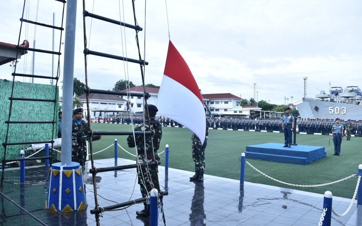 Asisten Potensi Maritim (Aspotmar) Pangkolinlamil Kolonel Laut (P) Teguh Iman Wibowo dalam amanatnya saat  menjadi Inspektur Upacara penaikan bendera di penghujung  tahun 2024 di Lapangan Moeljono Silam Mako Kolinlamil Tanjung Priok Jakarta Utara, pada hari Senin (30/12) yang diikuti seluruh prajurit dan PNS Kolinlamil