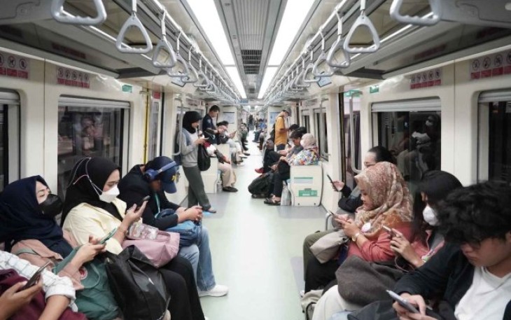 Ilustrasi penumpang kereta commuter line