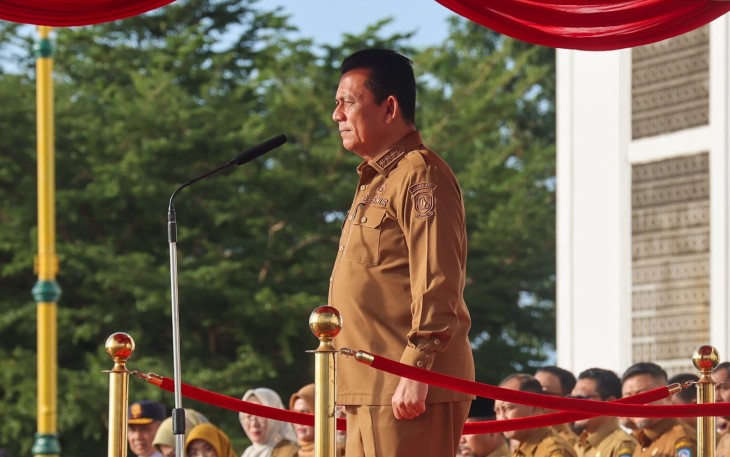 Gubenur Kepulauan Riau H. Ansar Ahmad saat memimpin Apel Pagi bersama Organisasi Perangkat Daerah (OPD) di Lingkungan Pemerintah Provinsi Kepulauan Riau bertempat di Halaman Kantor Gubernur Kepri,  Dompak, Tanjungpinang, Selasa (02/01).