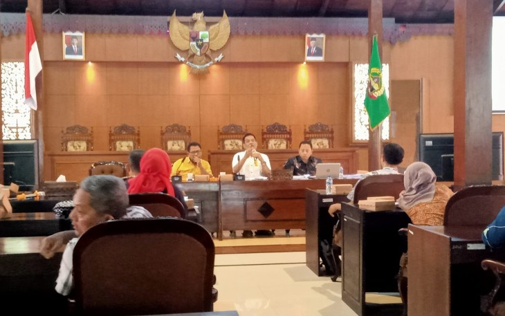 Anggota DPRD Blora bersama OPD saat membahas Ranperda Kabupaten Layak Anak.
