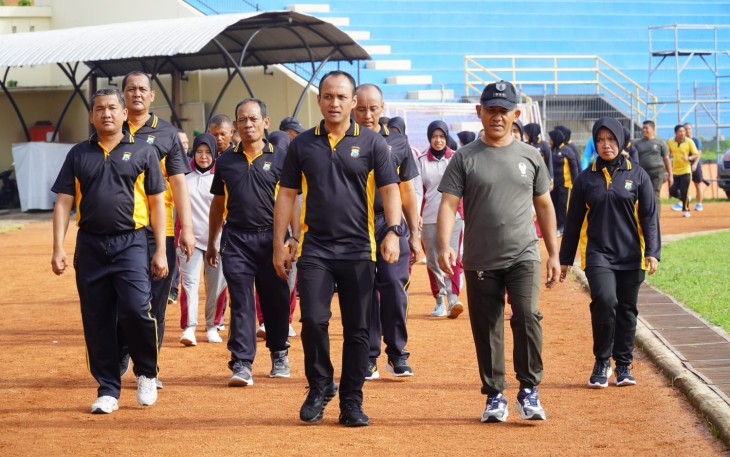  Korem 081/DSJ dan Polres Madiun Kota melakukan olah raga bersama di Stadion Wilis Kota Madiun. Olah raga bersama yang mereka lakukan sebagai upaya untuk lebih memperkuat sinergitas TNI-Polri selama ini