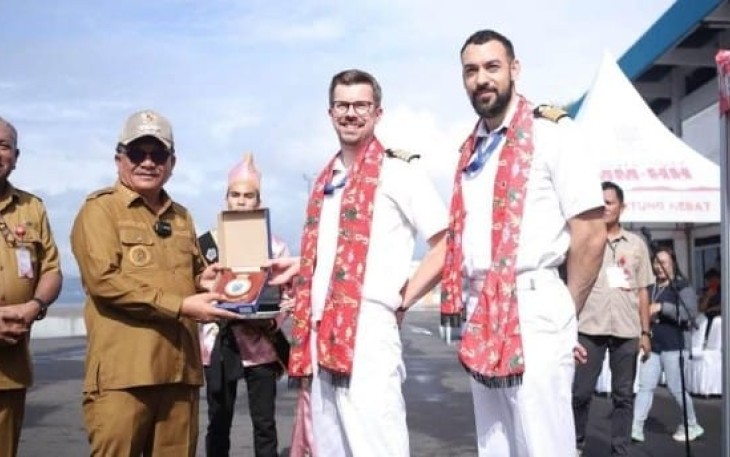Wali Kota Bitung Maurits Mantiri saat memberikan cinderamata kepada Kapten Kapal Pesiar MV. Arcadia
