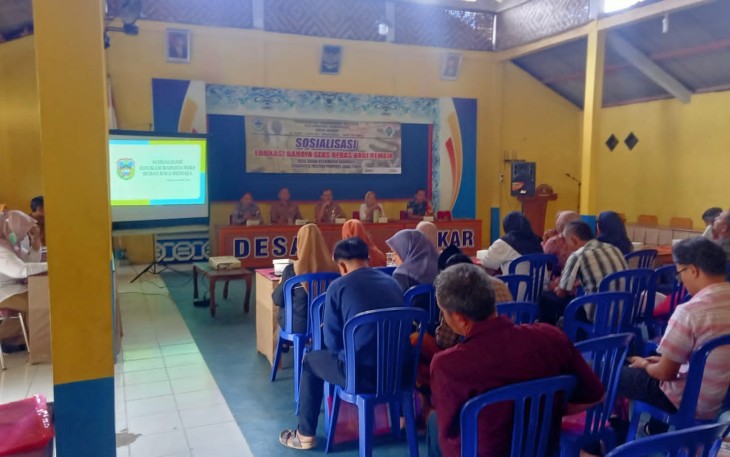 Babinsa Koramil 0801/11 Donorojo Kodim 0801/Pacitan Serda Basuki Rahmad, mengikuti sosialisasi dan edukasi bahaya sex bebas yang berlangsung di Balai Desa Sekar, Kec. Donorojo, Kab Pacitan, Selasa (05/03/2024)