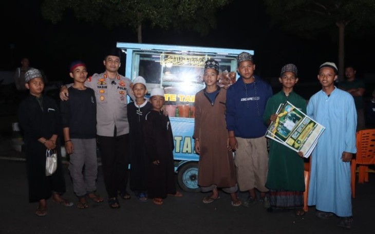 Kapolres Tapanuli Selatan (Tapsel), AKBP Yasir Ahmadi, SIK, MH,  Photo bersama dengan sejumlah Remaja saat borong sate di Halaman Masjid Agung Syahrun Nur