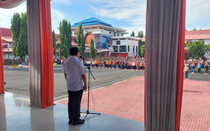 Wali Kota Bitung Maurits Mantiri saat pimpin apel perdana pasca libur idul Fitri