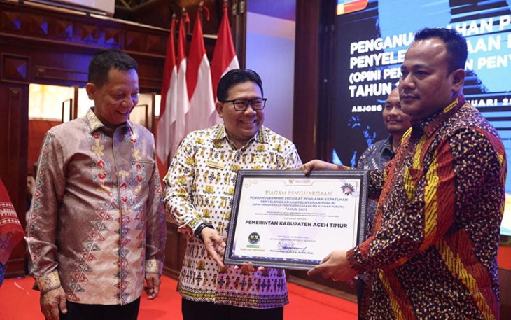 Puskesmas Nurussalam Jadi Sampel Aceh Timur Peroleh Penghargaan Zona Hijau Pj Sekda Aceh Timur T. Reza Rsiki saat menerima penghargaan di Banda Aceh. (Foto Forkompim Aceh Timur)