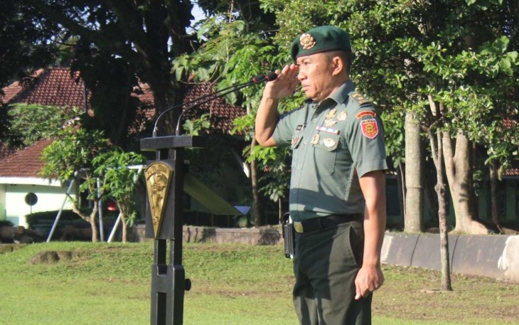 Dandenma Menarmed 2 Kostrad Mayor Arm Sumarsono pimpin jalannya upacara dan diikuti oleh seluruh prajurit. 