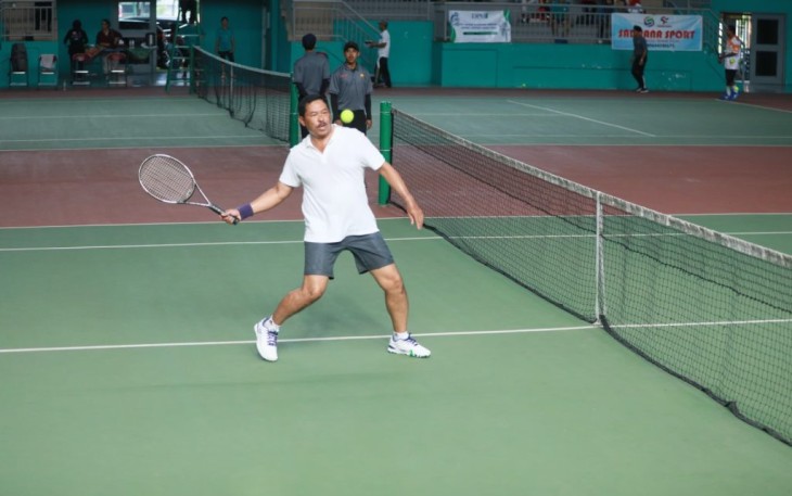 Pj Gubernur Jawa Tengah, Nana Sudjana saat membuka Kejurda Barisan Atlet Veteran Tennis Indonesia (Baveti) Cup Kota Semarang 2024, di Lapangan Tenis Universitas Negeri Semarang (Unnes), Sabtu (17/2/2024).