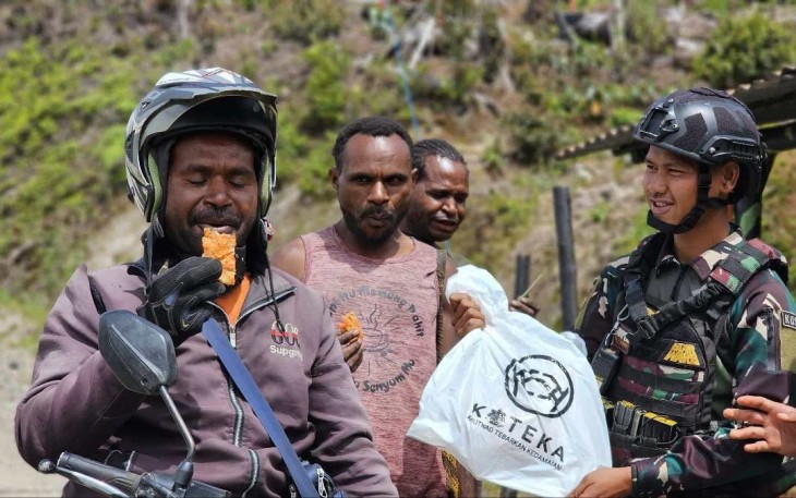 Ksatria Tri Dharma membagikan produk Kripik Sagai secara gratis  