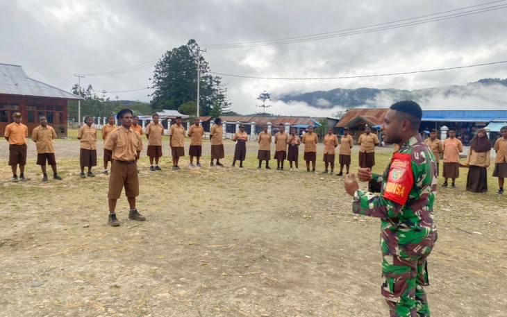 Koramil 1715-01 Oksibil Kodim 1715/Yahukimo Melaksanakan Kegiatan Pembinaan Pramuka di SMPN 1 Oksibil