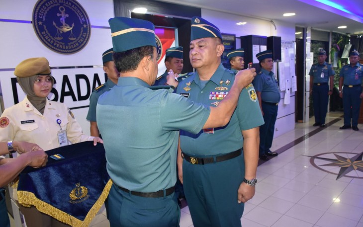 Kadisadal, Laksamana Pertama TNI Widiyantoro, S.E., saat memimpin upacara pembubaran Satuan Tugas Dalam Negeri Proyek Pengadaan (Satgas DN Yekda) Kapal PC 60 Multi Years TA. 2021, 2022, 2023 buatan dalam negeri PT. Palindo Marine Shipyard di Gedung B4 lantai 6 Disadal, Mabesal, Cilangkap Jakarta Timur, Kamis (01/02).