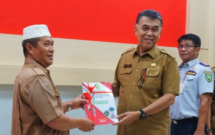 Bupati Natuna Wan Siswandi didampingi Wakil Bupati Rodhial Huda menyerahkan Dokumen Pelaksanaan Anggaran (DPA) tahun 2024 kepada seluruh pimpinan Organisasi Perangkat Daerah (OPD). Bertempat di ruang rapat Kantor Bupati Natuna. Lantai ll. Jl. Batu Sisir Desa Sungai Ulu Kecamatan Bunguran Timur Kabupaten Natuna, Selasa (09/01/2024)