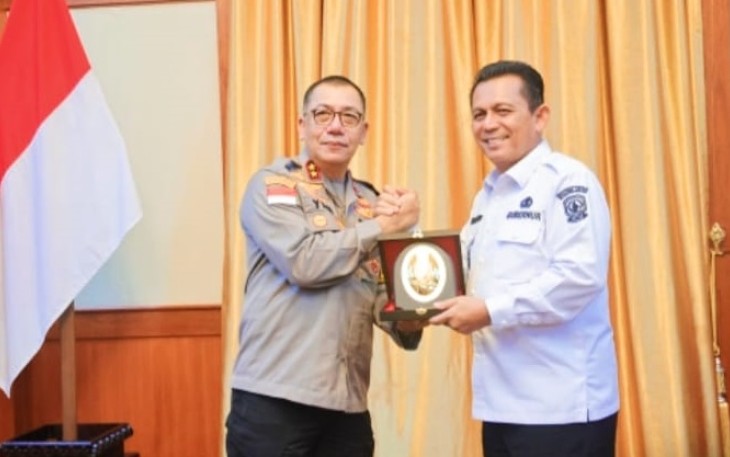 Gubernur Kepulauan Riau H. Ansar Ahmad menerima Silaturahmi Kapolda Kepulauan Riau Irjen. Pol. Drs. Yan Fitri Halimansyah, M.H di Gedung Daerah Tanjungpinang, Kamis (04/01)