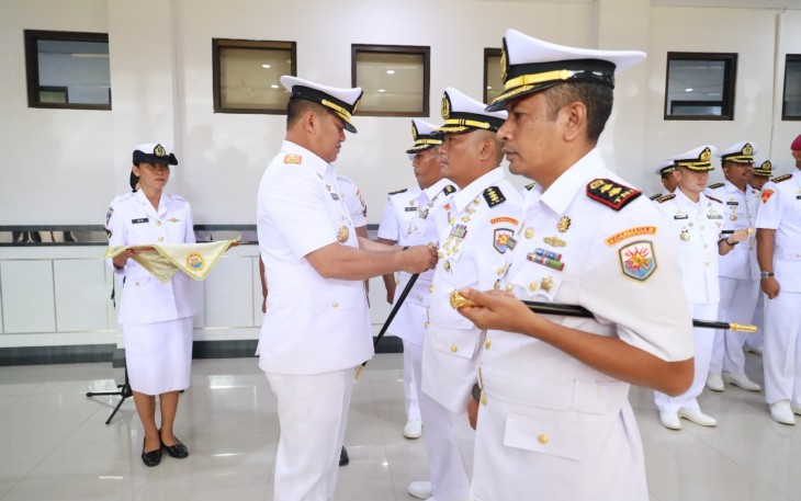Panglima Komando Armada III (Pangkoarmada III) Laksamana Muda TNI Hersan, S.H., M.Si., M.Tr.Opsla, memimpin Serah Terima Jabatan/ Sertijab Kepala Dinas Adminstrasi dan Personel (Kadisminpers) Komando Armada III dan penyerahan jabatan Komandan Detasemen Intelijen (Dandenintel)  Koarmada III di Pasific Room Mako Koarmada III, Katapop Kab Sorong Papua Barat Daya, Rabu (10/1/2024)