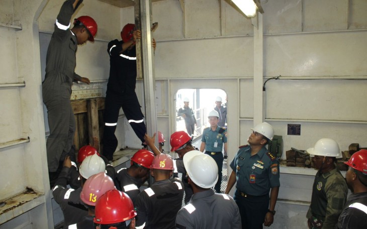 Prajurit KRI Bung Karno-369 Laksanakan Latihan Penanggulangan Kebocoran Kapal