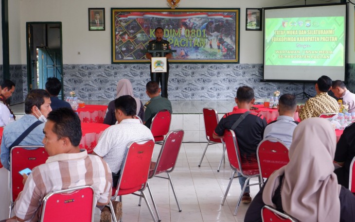 Dandim 0801/Pacitan Letkol Inf Roliyanto S.I.P., M.I.P Gelar Silaturahmi yang erat, jajaran Forkopimda Pacitan menggelar tatap muka dengan Insan Media, yang berlangsung di Aula Kopral Sigit Jl. Letjen Suprapto No. 42 Pacitan, Kamis (18/01/2024)