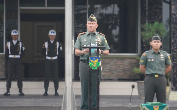 Danrem 041/Gamas Brigjen TNI Rachmad Zulkarnaen saat memimpin Upacara Bulanan Pengibaran Bendera Merah Putih, bertempat di Lapangan Makorem 041/Garuda Emas, Rabu (19/6/2024) pagi.