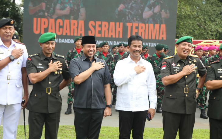 Ketua DPRD Kota Batam pakai peci hitam