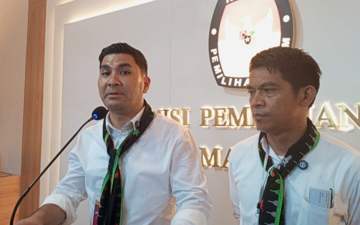 Paslon nomor urut satu Mari-Richard saat memberikan keterangan pers di depan awak media,Senin(23/9)