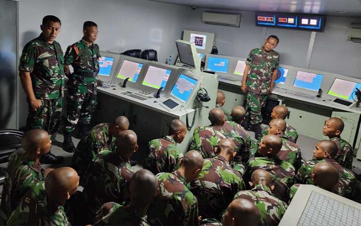 Siswa Dikmaba TNI AL Angkatan 43/2 saat Diperkenalkan Kecanggihan Puslatlekdalsen Kodiklatal