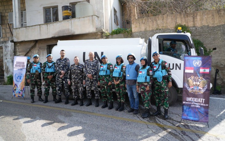 Satuan Tugas Yonmek TNI Konga XXIII-R/UNIFIL memberikan dukungan air bersih dengan menggunakan satu kendaraan tangki air kepada kantor ISF (Internal Security Forces) yang terletak di El Aadaisse Lebanon Selatan (14/03/2024)