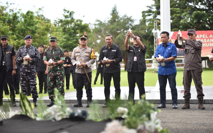 Dandim 0801/Pacitan Letkol Inf Roliyanto S.I.P., M.I.P., bersama jajaran Forkopimda mengikuti kegiatan apel akbar siaga pengawasan pemilihan umum 2024