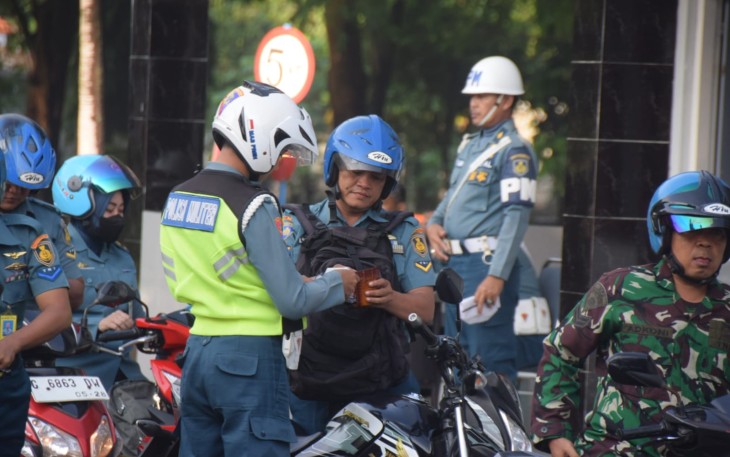 Detaseman Polisi Militer Pangkalan Udara TNl AL (Denpom Lanudal) Juanda menggelar Operasi Penegakan Ketertiban dan Disiplin (Opsgaktiblin) di gerbang masuk Pangkalan Lanudal Juanda, Sedati, Senin (12/2/2024)